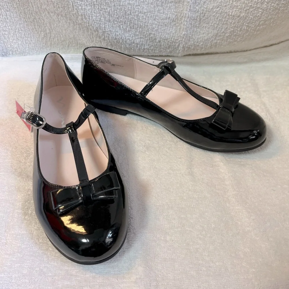NWT Nina black patent leather Mary Jane’s shoes in size 4